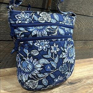 Vera Bradley Trio Zip Hipster Crossbody Bag in Tropic Tapestry Blue Floral EUC